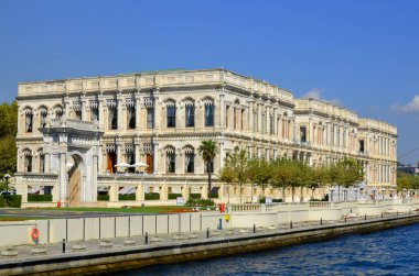 Ciragan Sarayı eski bir Osmanlı sarayı, şu anda Kempinski Hotels zincirinin beş yıldızlı bir oteli. Ekim 02, 2013 İstanbul, Türkiye.
