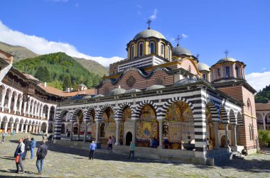 RILA Manastırı, BULGARIA SEPTEMBER 27 Eylül 2013: Rila 'lı Aziz İvan Manastırı, daha çok bilinen adıyla Rila Manastırı 27 Eylül 2013 tarihinde Bulgaristan' ın en büyük ve en ünlü Doğu Ortodoks manastırıdır.