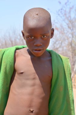 Khorixas, Namibya 09 Ekim 2014: Tanımlanamayan çocuk Himba kabilesi. Himba, Güney-Batı Afrika 'nın Kunene bölgesinde, Kuzey Namibya' da yaşayan yerli halktır.