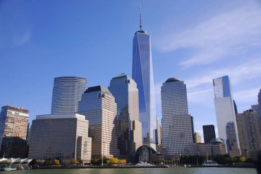 NEW YORK - ECTOBER 24: Lower mahattan ve One World Trade Center veya Freedom Tower 24 Ekim 2013 tarihinde New York City, New York 'ta inşa edilen yeni Dünya Ticaret Merkezi kompleksinin birincil binasıdır.