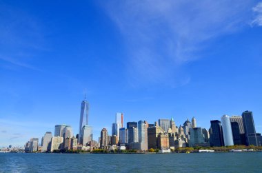 NEW YORK - OCTOBER 24: Lower Manhattan ve One World Trade Center veya Freedom Tower 24 Ekim 2013 'te New York City, New York' ta inşa edilen yeni Dünya Ticaret Merkezi kompleksinin ana binasıdır.  