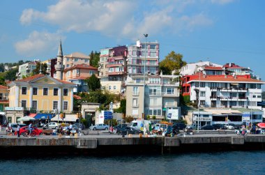 İSTANBUL, TURKEY ECTOBER 5: Yeni Cami ve Galata Köprüsü yakınlarındaki Eminonu Limanı 'nda 5 Ekim 2013, İstanbul, Türkiye. Eminonu limanı İstanbul 'da feribot için büyük bir rıhtım..