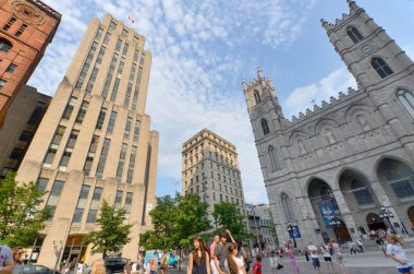 MONTREAL QUEBEC CANADA 05 17: Paul de Chomedey 'in heykeli, Mösyö de Maisonneuve Montreal' in ilk valisi. Notre-Dame Bazilikası 'nın önünde tarihi Montreal bölgesinde bir bazilika bulunmaktadır.