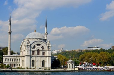 İSTANBUL TURKHey ECTOBER 3 Ekim 2013 'te İstanbul, Türkiye' de resmen Buyuk Mecidiye Camii (Sultan Abdulmecid Büyük İmparatorluk Camii) kuruldu.