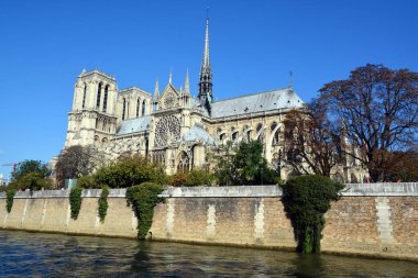 Paris, Fransa - 12 Ekim: Paris, Fransa 'nın Notre Dame katedrali, 12 Ekim 2014, Paris' in en ünlü simgelerinden biri. 2013 'te katedral 850' nci yılını kutladı..