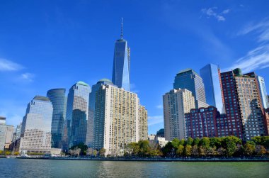 NEW YORK - ECTOBER 24: Lower mahattan ve One World Trade Center veya Freedom Tower 24 Ekim 2013 tarihinde New York City, New York 'ta inşa edilen yeni Dünya Ticaret Merkezi kompleksinin birincil binasıdır. 
