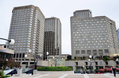 MONTREAL CANADA SEPT 15: Complexe Desjardins, 15 Eylül 2013 tarihinde Montreal, Quebec, Kanada 'da bulunan karma amaçlı bir ofis, otel ve alışveriş merkezi kompleksi.