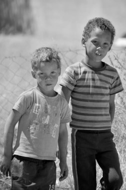 Swakopmund, Namibya, 09 Ekim 2014: Swakopmund 'un Mondesa gecekondu mahallesinde yaşayan kimliği belirsiz çocuk. Namibya 'da evlerin yaklaşık yüzde 27,6' sı yoksul olarak sınıflandırılıyor. 