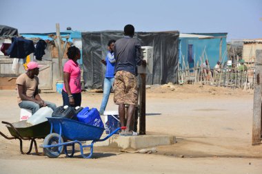 SWAKOPMUND, NAMIBIA 09 Ekim 2014: Swakopmund 'un Mondesa gecekondu mahallesindeki su noktası. Namibya 'da evlerin yaklaşık yüzde 27,6' sı yoksul olarak sınıflandırılıyor.