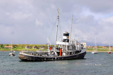 USHUAYA ARGENTINA 29 Kasım 2011 tarihinde Ushuaia, Arjantin 'de Beagle Channel körfezinde eski bir buharlı gemi. Yaygın olarak dünyanın en güneydeki şehri olarak kabul edilir..