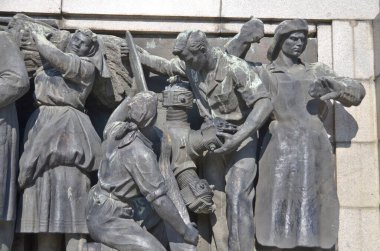 SOFYA, BULGARIA - 23 Eylül 2013 'te Bulgaristan' ın Sofya kentindeki Sovyet Ordusu anıtının ayrıntıları. 1954 yılında inşa edilen anıt Sofya 'nın en büyük parklarından birine komuta ediyor..