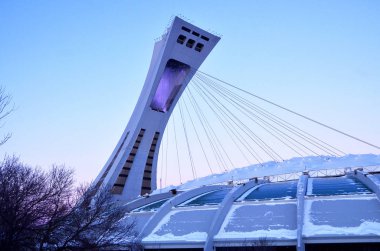 Montreal, Kanada - 3 Ocak 2013 Montreal Olimpiyat Stadyumu ve kulesi. Dünyanın en yüksek eğimli kulesi. Olimpiyat turu 175 metre uzunluğunda ve 45 derecelik açıyla yapılıyor.