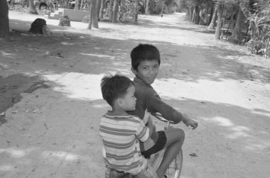 Phnom Phen, Kamboçya 23 Mart 2013: Sadece Phnom Phen, Kamboçya 'da tanımlanamayan sokak çocukları poz veriyor. Sadece Phnom Penh' de 10 ila 20 bin arasında çocuk yaşıyor ve sokaklarda çalışıyor.