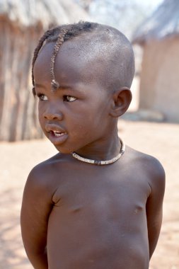  Khorixas, Namibya 09 Ekim 2014: Tanımlanamayan çocuk Himba kabilesi. Himba, Güney-Batı Afrika 'nın Kunene bölgesinde, Kuzey Namibya' da yaşayan yerli halktır.