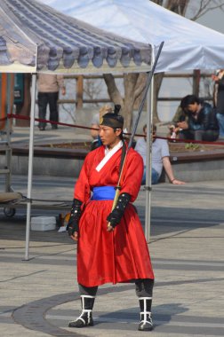 4 Nisan 2013 'te Seul Kore' de düzenlenen geleneksel gösteri sergisi sırasında Kore Ssaurabi 'si. Ssaurabi, Koreli bir savaşçıdır.