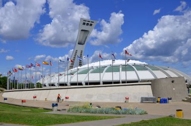 MONTREAL, CanADA - 11 Ağustos 2013 'te Montreal Olimpiyat Stadyumu ve kulesi. Dünyanın en yüksek eğimli kulesi. Olimpiyat turu 175 metre uzunluğunda ve 45 derecelik açıyla yapılıyor.