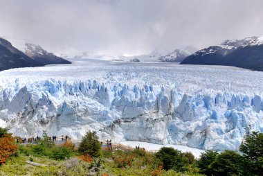 Perito Moreno Buzulu, Arjantin 'in Santa Cruz eyaletindeki Los Glaciares Ulusal Parkı' nda bulunan bir buzuldur. Patagonya 'nın en önemli turistik merkezlerinden biridir.