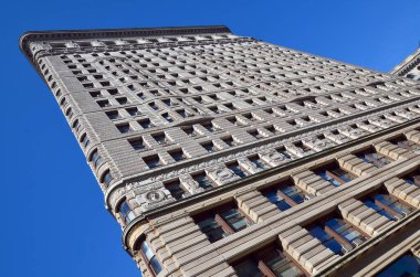 NEW YORK CITY - OCT 28: NYC 'deki Tarihi Flatiron Binası 28 Ekim 20123' te görüldüğü üzere Manhattan 'ın Beşinci Bulvarı' ndaki bu ikonik üçgen bina 1902 'de tamamlandı.. 