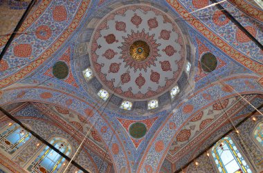 İSTANBUL TURKEY ECTOBER 04: İstanbul, Türkiye 'deki Sultan Ahmed Camii' nin içi, Ekim 04, 2013. Sultan Ahmed Camii (Mavi Cami) İstanbul 'un en popüler turizm beldeleri üzerine.
