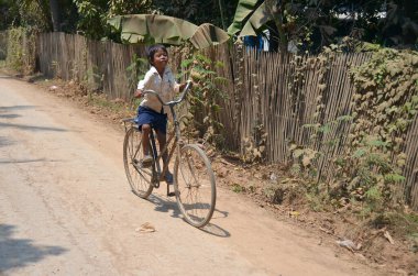 Phnom Phen, Kamboçya 23 Mart 2013: Sadece Phnom Phen, Kamboçya 'da tanımlanamayan sokak çocukları poz veriyor. Sadece Phnom Penh' de 10 ila 20 bin arasında çocuk yaşıyor ve sokaklarda çalışıyor.