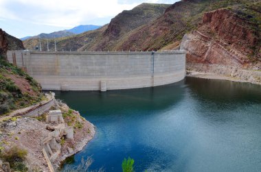 TONTO ULUSAL ANLAŞMA 04: 12 2014: Theodore Roosevelt Barajı, Salt River Projesi Islah Bürosu tarafından inşa edilen ilk büyük yapı. Baraj, 1911 'de tamamlandı., 