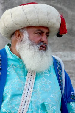 İSTANBUL TURKEY 02: Türkiye 'de Ekim 02' de İstanbul 'daki Aziz Sofya Müzesi önünde Osmanlı gibi giyinen adam