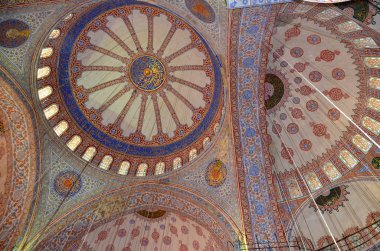 İSTANBUL TURKEY ECTOBER 04: İstanbul, Türkiye 'deki Sultan Ahmed Camii' nin içi, Ekim 04, 2013. Sultan Ahmed Camii (Mavi Cami) İstanbul 'un en popüler turizm beldeleri üzerine.