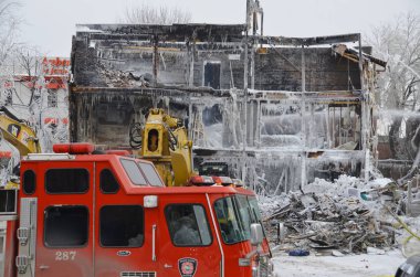 Yangın sonrası ve 50 kişi, Montreal şehir merkezindeki bir apartmanı yerle bir eden büyük bir yangından sonra evsiz kaldı. 1 Mart 2014 'te Montreal Kanada