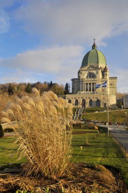 Montreal Kanada Ekim 04: Saint Joseph 's Oratory of Mount Royal, Kanada' nın Quebec kentinde 4 Ekim 2011 tarihinde Montreal, Kanada 'nın batı yamacında kurulmuş bir Roma Katolik bazilikasıdır..