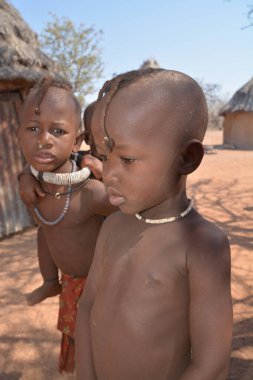 Khorixas, Namibya 09 Ekim 2014: Tanımlanamayan çocuk Himba kabilesi. Himba, Güney-Batı Afrika 'nın Kunene bölgesinde, Kuzey Namibya' da yaşayan yerli halktır. 