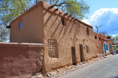 Santa FE, NM ABD Nisan 21: Adobe Santa fe en eski ev 21 Nisan 2014, Santa Fe, NM. Bugün, Santa Fe 'deki 400 yıllık yapıların çoğu hala ayakta ve çeşitli alanlarda kurulmuştur.