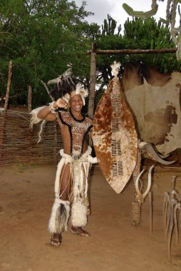 Tanımlanamayan bir genç, 27 Kasım 2010 'da Güney Afrika' daki Shakaland Zulu Kültür Köyü 'nün sunumunda geleneksel Zulu kıyafetleri giyiyor.