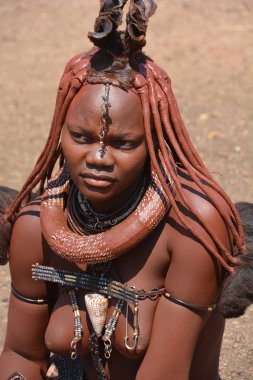 Khorixas, Namibya 09 Ekim 2014: Himba kabilesinden kimliği belirsiz bir kadın. Himba, Güney-Batı Afrika 'nın Kunene bölgesinde, Kuzey Namibya' da yaşayan yerli halktır.