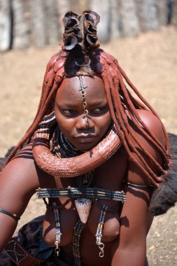 Khorixas, Namibya 09 Ekim 2014: Tanımlanamayan kadın Himba kabilesi. Himba, Güney-Batı Afrika 'nın Kunene bölgesinde, Kuzey Namibya' da yaşayan yerli halktır. 