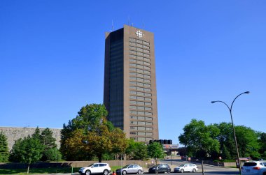 MONTREAL CANADA 27 AĞUSTOS: Maison Radio-Canada, Montreal 'de 1973 yılında Kanada Yayın Şirketi' nin Montreal 'de 27 Ağustos 2013' te gerçekleştirdiği operasyonlara ev sahipliği yapan bir gökdelendir.. 