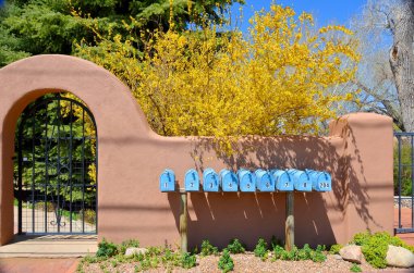 SANTA FE, NM USA APRIL 21 Nisan 2014: 21 Nisan 2014 'te Santa Fe, NM' de tarihi kerpiç evi. Bugün, Santa FejQuery1106428592837416514 _ 159470479803s 400 yıllık yapılar hala ayakta duruyor ve bu yapılar birçok alanda bulunmaktadır. 