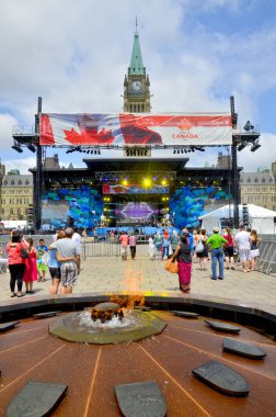 Ottawa, Kanada, 30 Haziran: Parliament Hill 'de Sahne 30 Haziran 2013' teki 1 Temmuz Kanada Günü gösterisi için hazırlanıyor, Ottawa, Ontario.