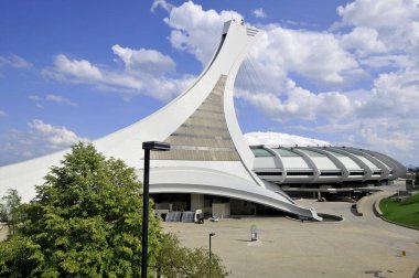 Montreal, Kanada - 22 Mayısta. 22 Mayıs 2012 'de Montreal Olimpiyat Stadyumu' nda. Dünyanın en yüksek eğimli kulesi. Olimpiyat turu 175 metre uzunluğunda ve 45 derecelik açıyla yapılıyor.