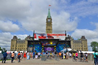 Kanada 'da şehir meydanında konser
