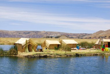 Titicaca, 28 Kasım 2010 tarihinde Puno Peru 'da yüzen sazlıklardan oluşan 44 veya daha fazla yapay adadan oluşan Uros' ta yaşayan bir nüfus için dikkat çekicidir..