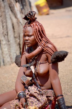 Khorixas, Namibya 09 Ekim 2014: Himba kabilesinden kimliği belirsiz bir kadın. Himba, Güney-Batı Afrika 'nın Kunene bölgesinde, Kuzey Namibya' da yaşayan yerli halktır.