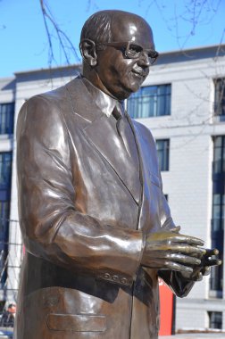 Montreal CANADA MARCH 09: Bronz of Jean Drapeau, 1954-1957 ve 1960-1986 yılları arasında Montreal Kanada 'da belediye başkanı olarak görev yapmış Kanadalı avukat ve politikacı.