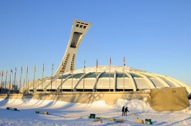 MONTREAL, CANADA -FEB.16.Montreal Olimpiyat Stadyumu ve kulesi 16 Şubat 2013. Dünyanın en yüksek eğimli kulesi. Olimpiyat turu 175 metre uzunluğunda ve 45 derecelik açıyla yapılıyor.