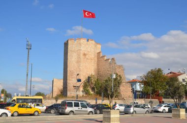 İstanbul Surları, Konstantinopolis 'i Büyük Konstantin tarafından kurulduğundan beri koruyan bir savunma taşından duvardır. İstanbul 'da 25 Eylül 2013' te.