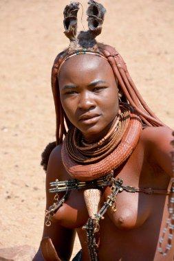 Khorixas, Namibya 09 Ekim 2014: Himba kabilesinden kimliği belirsiz bir kadın. Himba, Güney-Batı Afrika 'nın Kunene bölgesinde, Kuzey Namibya' da yaşayan yerli halktır.