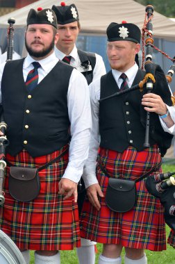 MONTREAL CANADA AUGust 03: Black Watch Pipes and Drums, Kuzey Amerika 'nın en eski organize boru grubu. 08 03 2014 'te Montreal Kanada' da.
