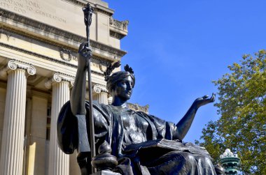 NEW YORK CITY USA OCT 27: Alma Mater, Daniel Chester French tarafından yapılan ve Columbia Üniversitesi 'nin Low Memorial Kütüphanesi kampüsünde bulunan bir bronz tanrıça Athena heykeli.
