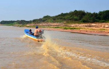 SIEM REAP, CAMBODIA - 29 Mart 2013 'te Kamboçya' nın Siem Reap kentindeki Tonle Sap Gölü 'nde balık tutan insanlar. Tonle Sap, Güney Doğu Asya 'nın en büyük tatlı su gölüdür.