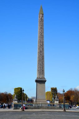 Paris Fransa 17 Ekim: Luxor Obelisk, Fransa 'nın başkenti Paris' teki Place de la Concorde 'un merkezinde bulunan bir Mısır dikilitaşıdır. Paris, Fransa 17 Ekim 2014 Paris, Fransa 