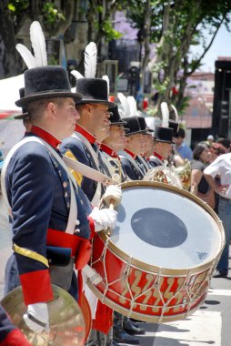 BUENOS ARGENTINE 17 Kasım 2011 'de Arjantin' in Buenos Bölgesi 'ne gelen İtalyan göçmenlerin anısına asker kostümlü genç adamlar